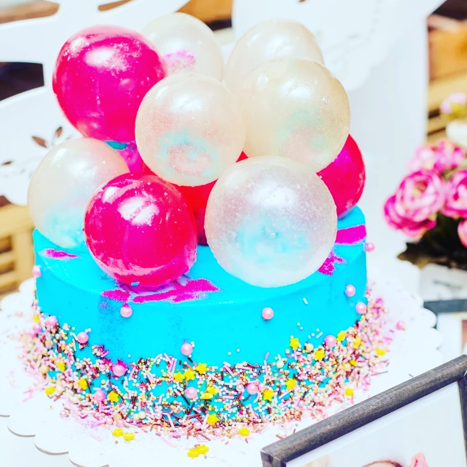 Сделать торт из шаров. Торт с шарами. Карамельные шары для торта. Детский торт с воздушными шариками. Торт с карамельными шарами.